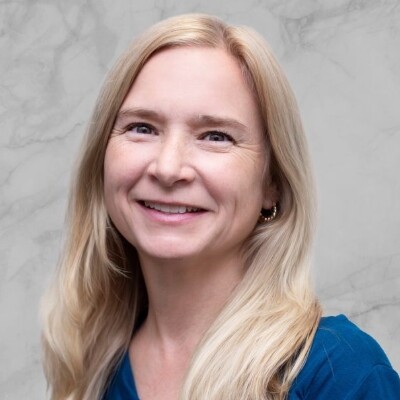 Robin Clapp Headshot